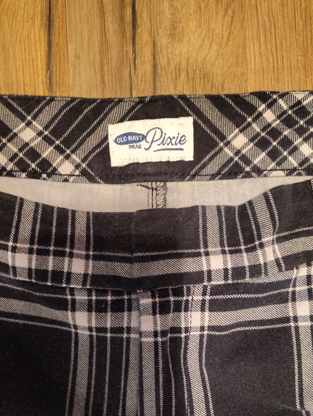 Old Navy Black and White Plaid Pixie Pants - Picture 4 of 10
